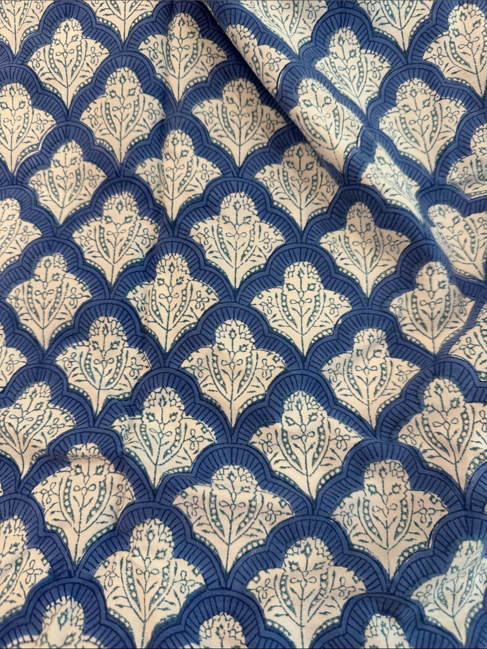 Roller Rabbit Blue and White Floral Scallop Fabric twin duvet cover. excellent!